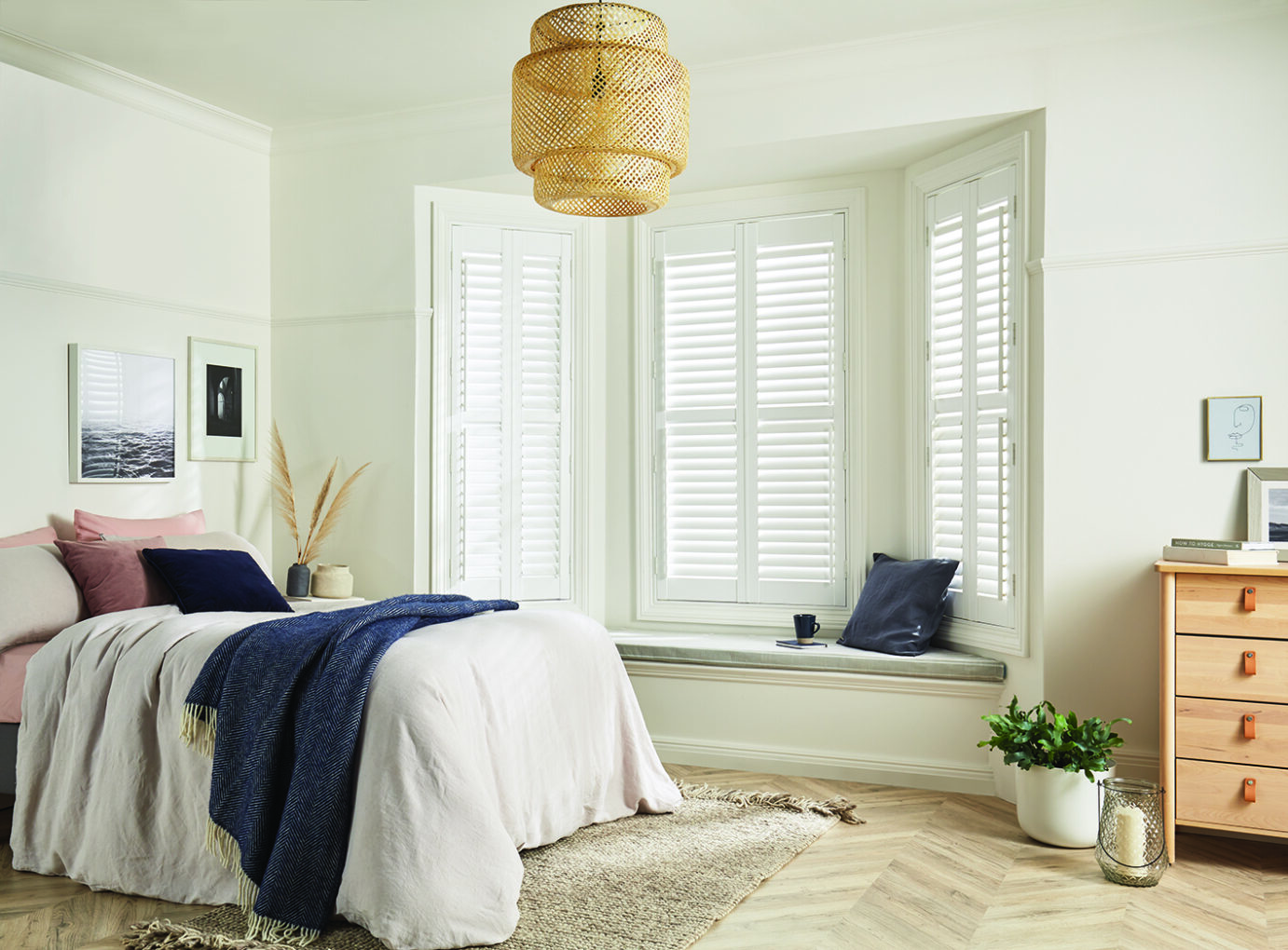 LL_2019_Shutters_Cotton_63mm_Moda_Multi_L_Frame_Full_Height_Bay_Bed_Main_Ajar_MAIL